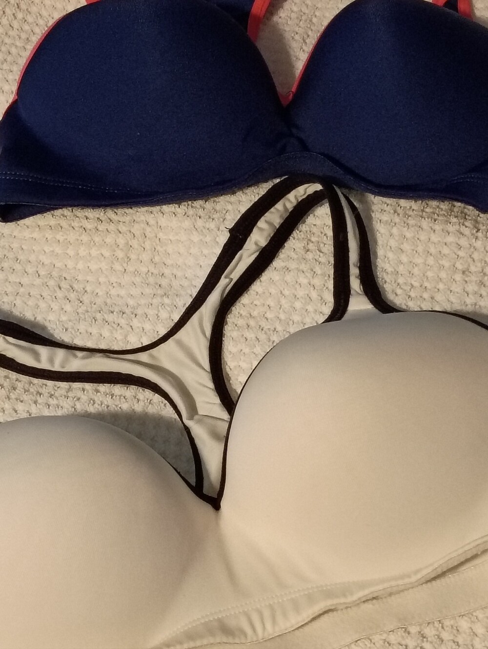 Everyday Smooth T-Shirt Bra - Navy and White
